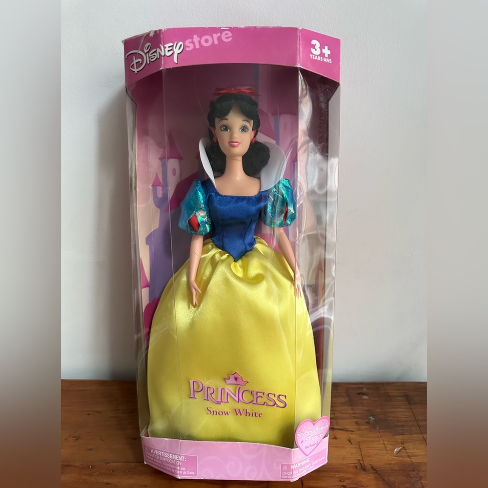 Disney Store Snow White Princess Doll Barbie with Brush & Slippers New in Box